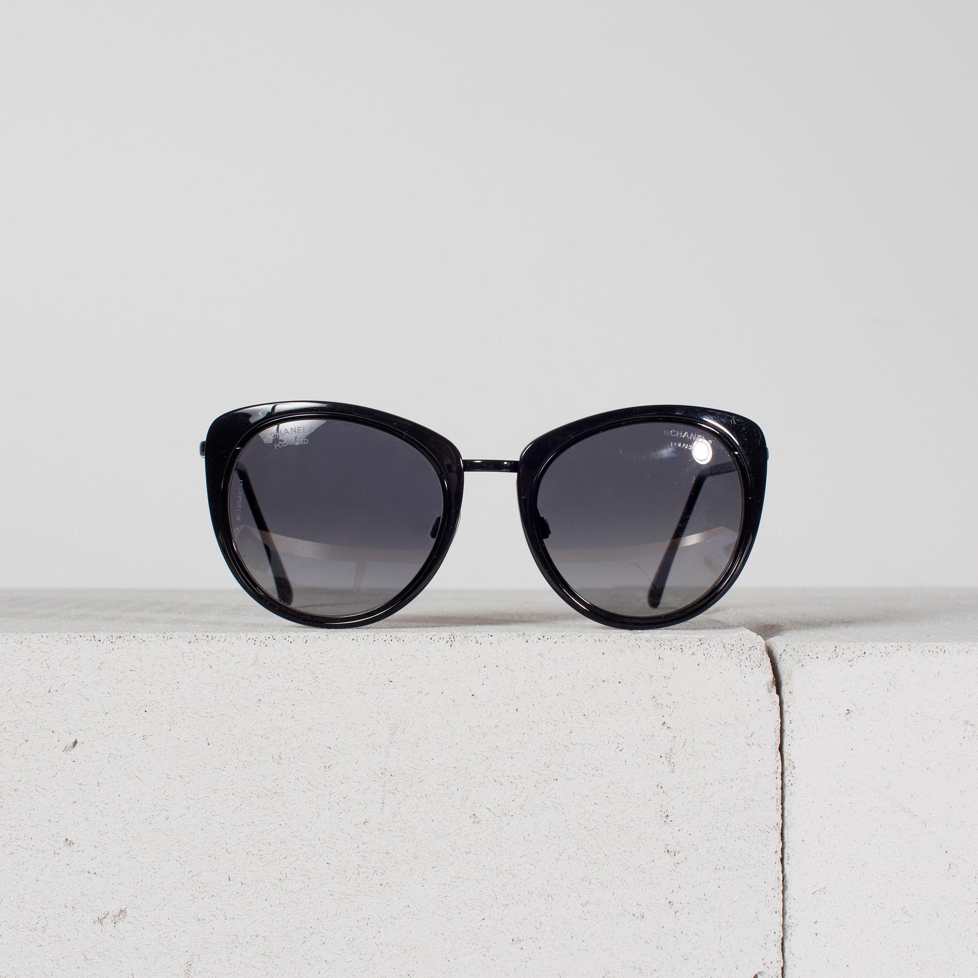 SOLGLASÖGON från Chanel.