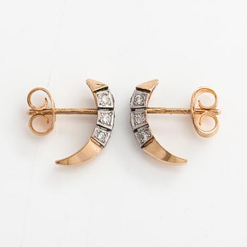 A pair of 14K gold earrings with diamonds ca. 0.14 ct in total.