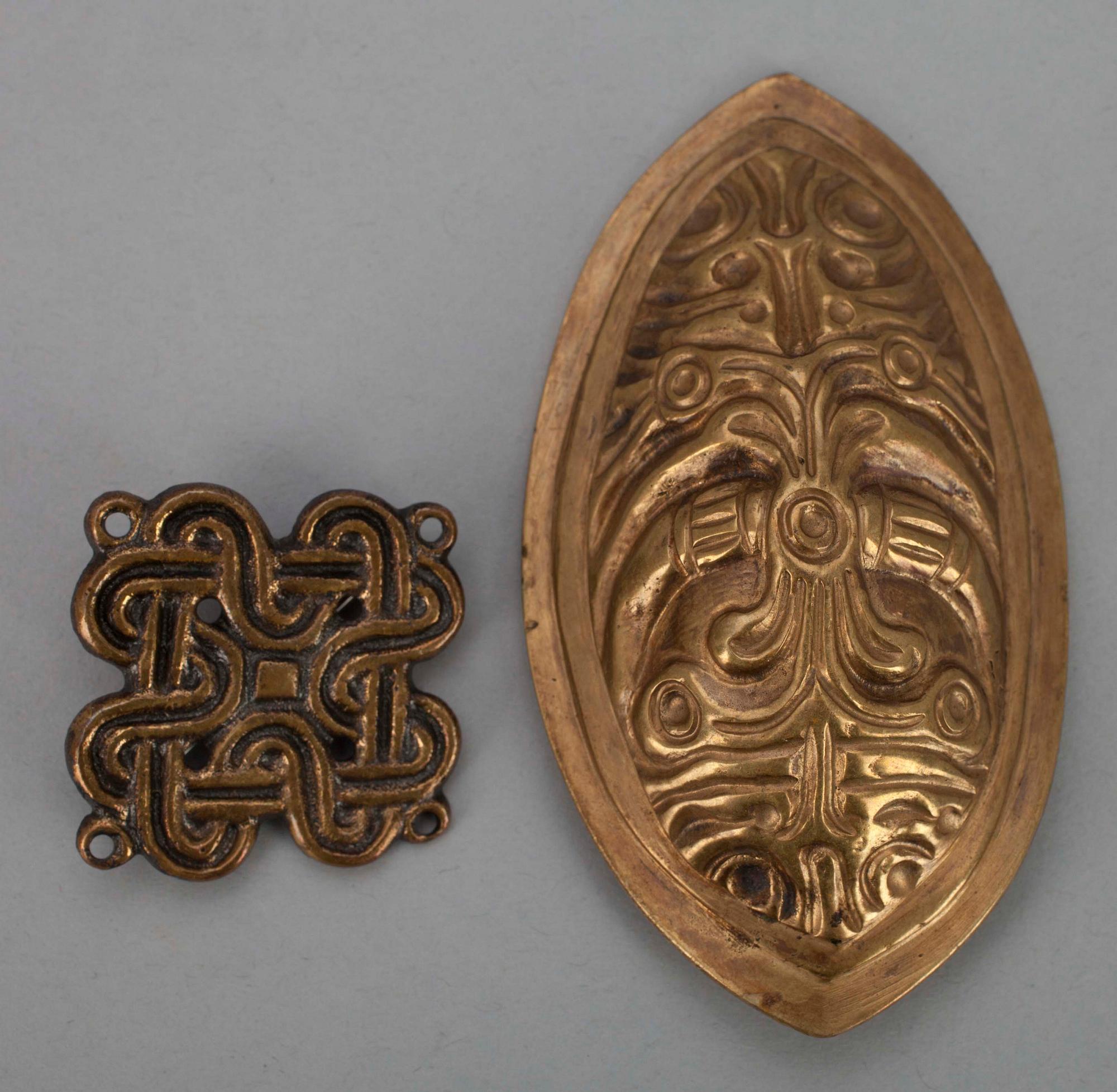 SMYCKEN , 2 st, brons, museikopior, 1000-talet e Kr. Finland 1900-talets andra hälft.