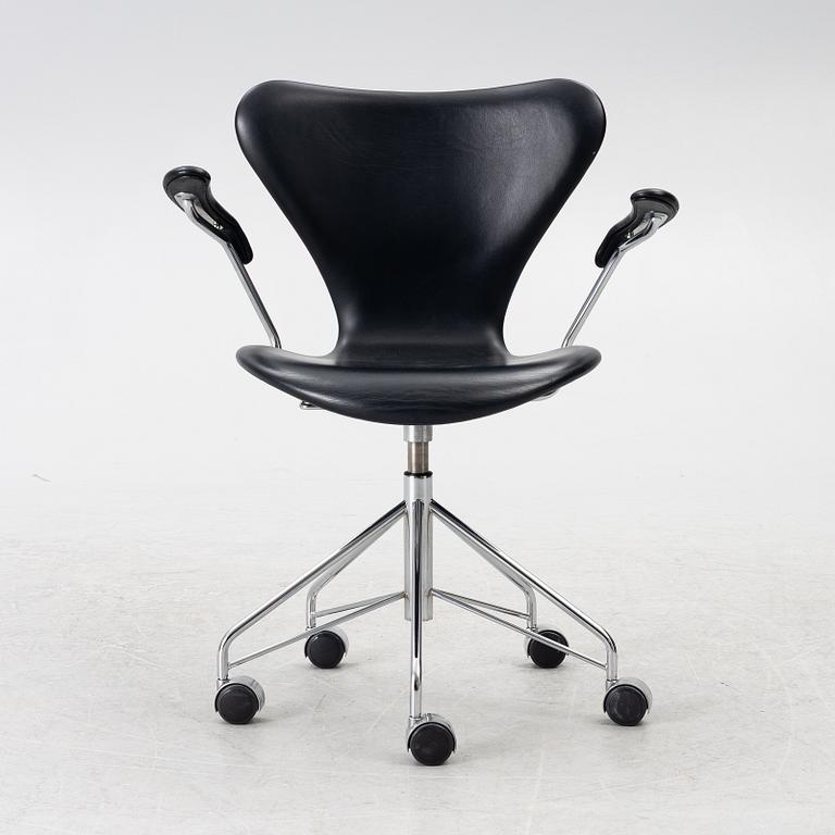 Arne Jacobsen, office swivel chair, '3217', Republic of Fritz Hansen.