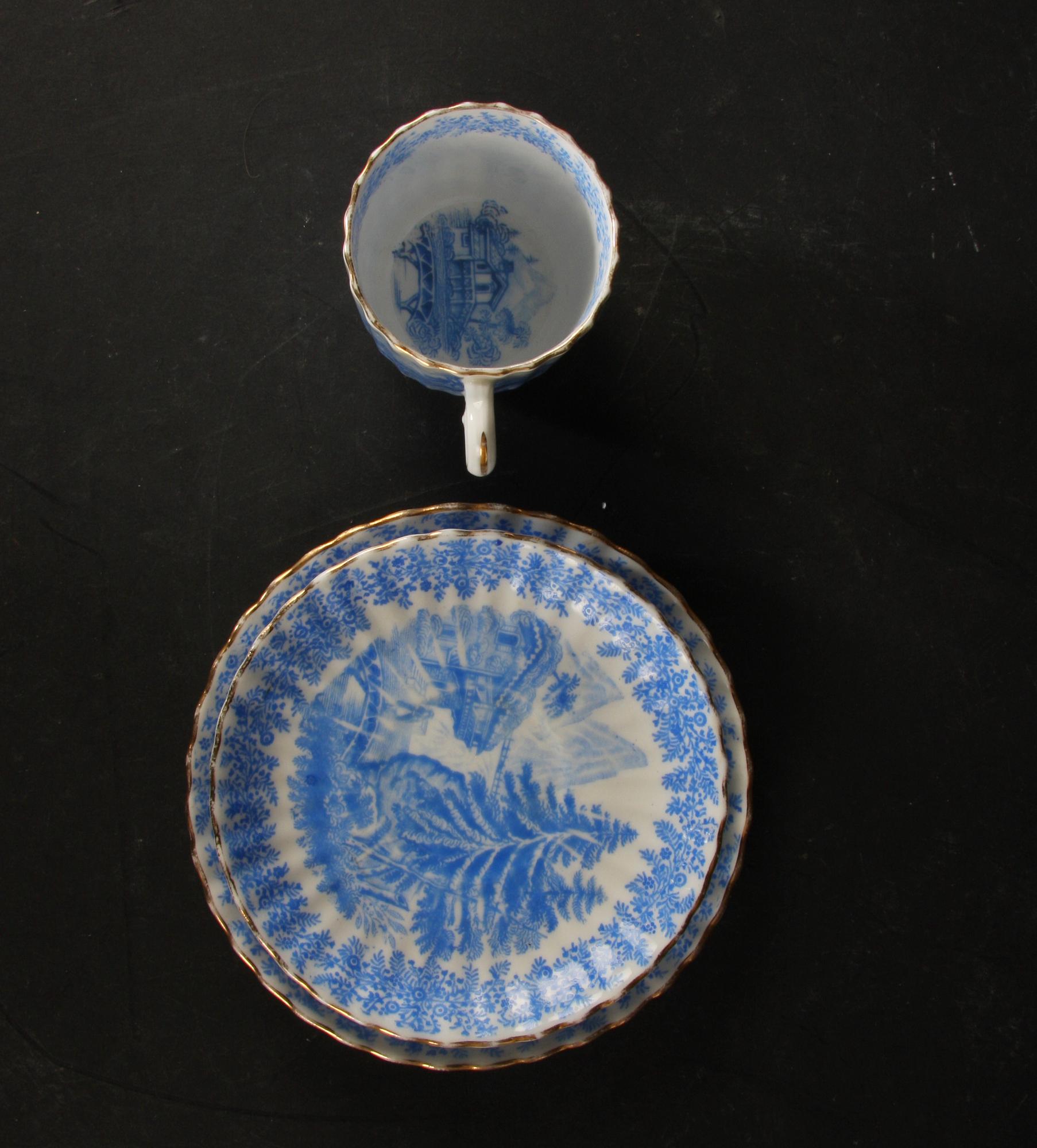 SERVISDELAR, ca 15 delar Rörstrand, 1800-tal. Fat medföljer.