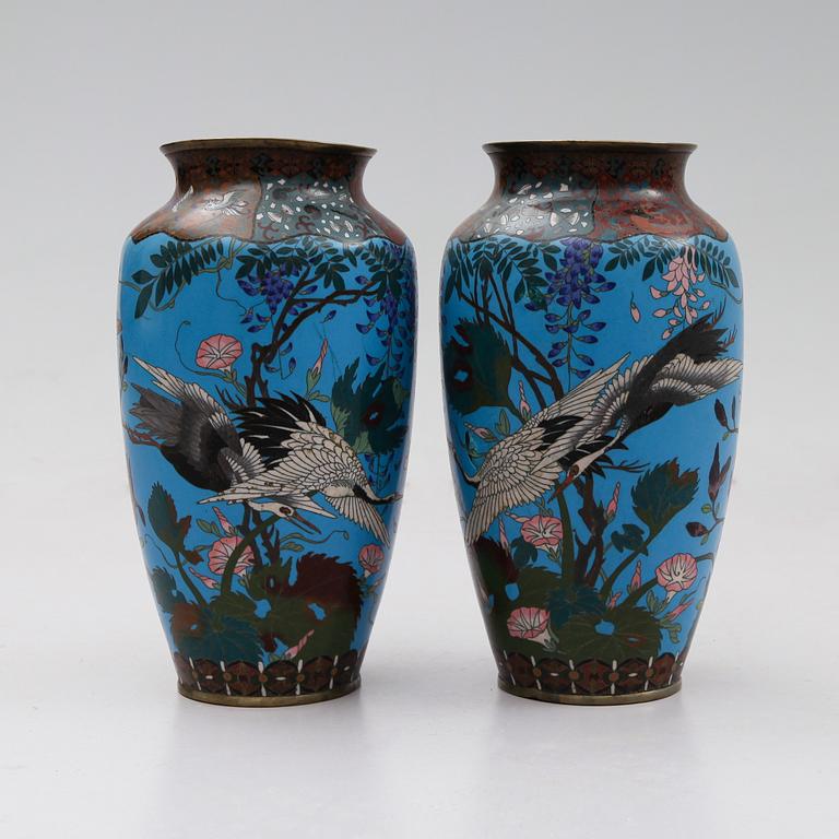 VASER, 1 par, emaljarbeten, Kina/Japan, 1900-talets första hälft.