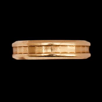 RING, 18 k guld, vikt 5 g.
