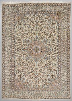 A CARPET, Kashan, signed Satar. Ca 411 x 289 cm.