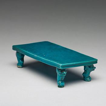 A turquoise stand in the shape of a table, Qing dynasty, Kangxi (1662-1722).