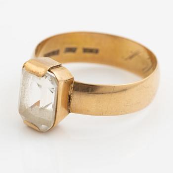Ring 18K gold with white synthetic spinel.