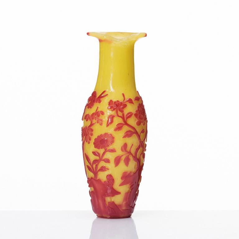 A Chinese Beijing glass vase, 19th century.