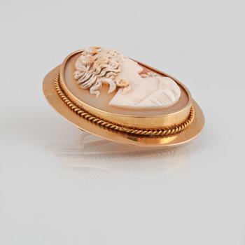 BROSCH, 18K guld med skuren snäckslakscamé, Finska mästar stämplar, Helsingfors, 1925. Vikt 12,9 gram.