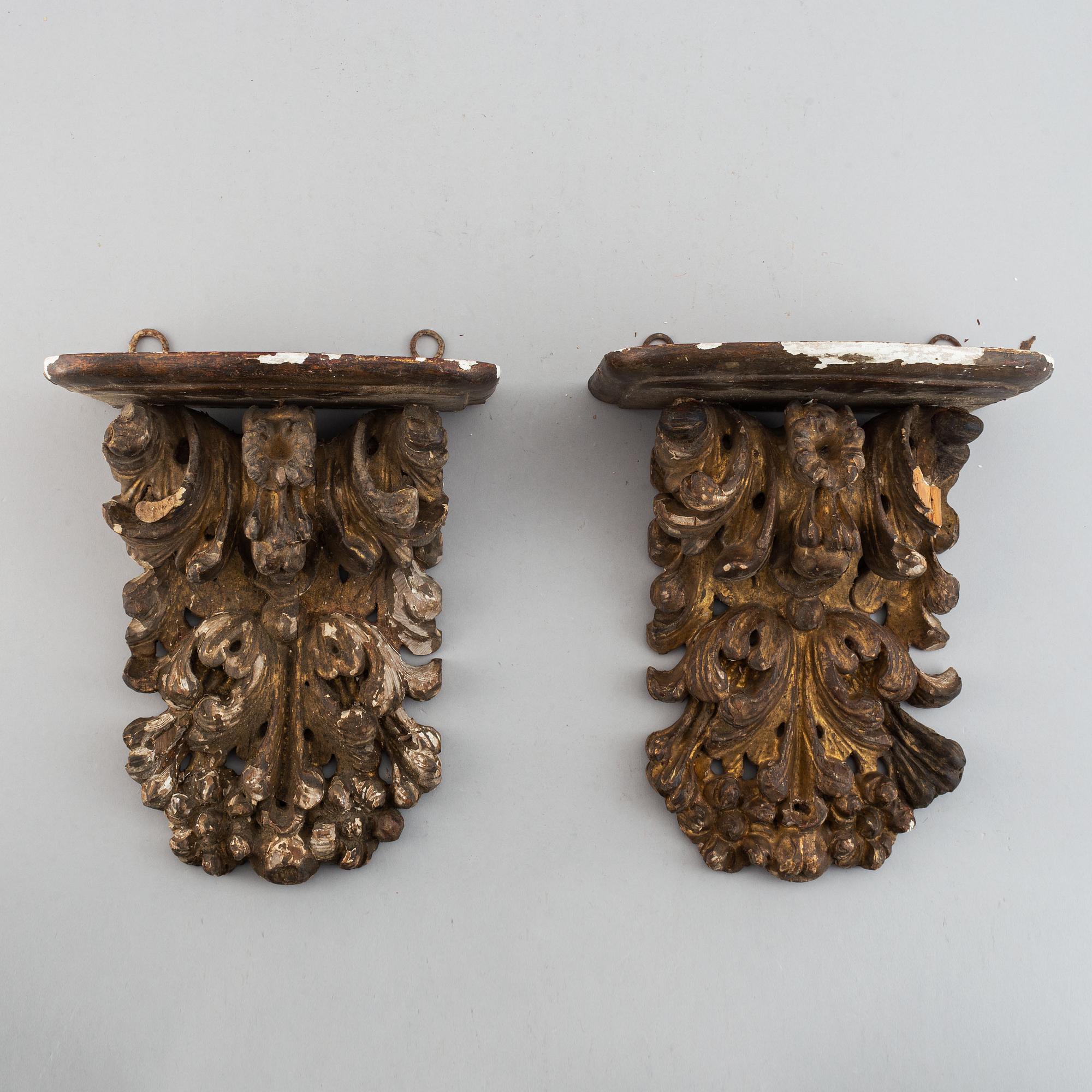 A pair of carved wood wall sconces, 18th/19th century.