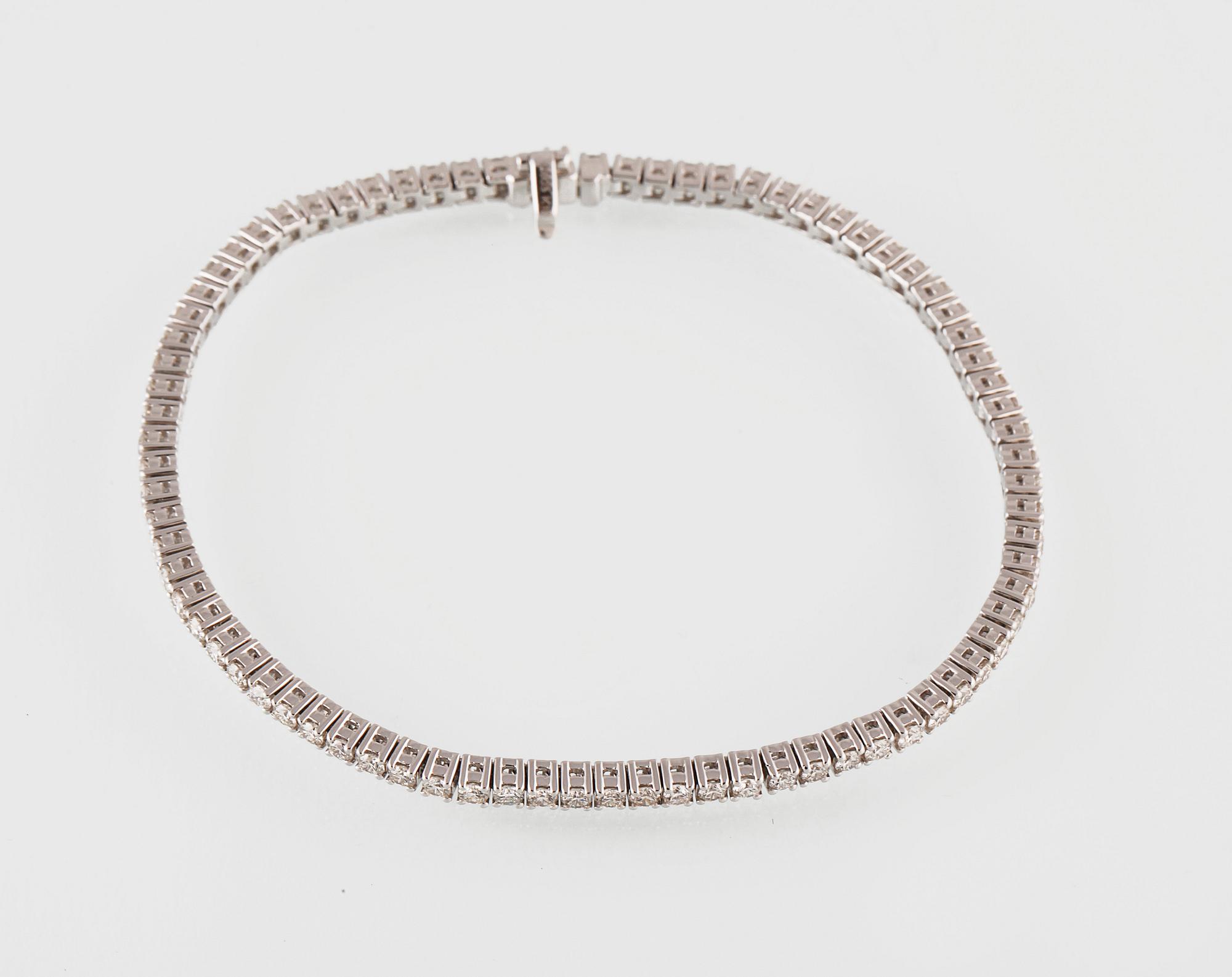 ARMBAND, 18K vitguld med 80 briljantslipade diamanter 2.81 ct. Vikt 11,6 gram.