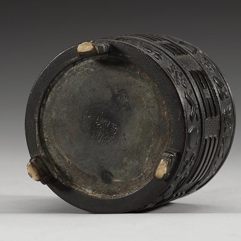 RÖKELSEKAR, brons. Ming dynastin, 15/1600-tal, med inristat fyra karaktärers Hu Wenming märke.