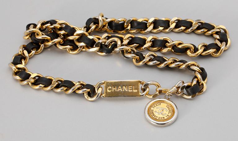 A golden chainbelt by Chanel.