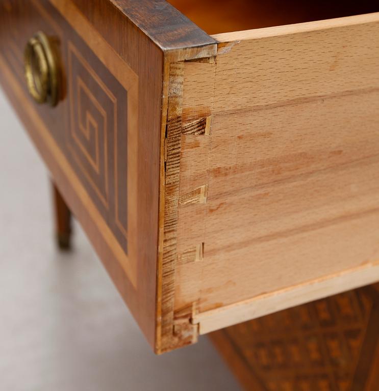 BYRÅ, gustaviansk stil, 1900-talets mitt.