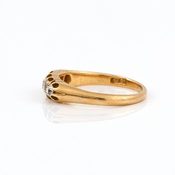 RING, 18K guld med 5 gammalslipade diamanter, tot ca 0,50 ct. Vikt 3,02 g.