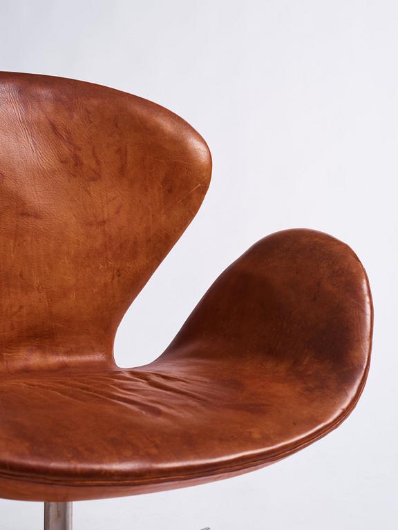 Arne Jacobsen, fåtöljer ett par, "Svanen", Fritz Hansen, 1960-tal.