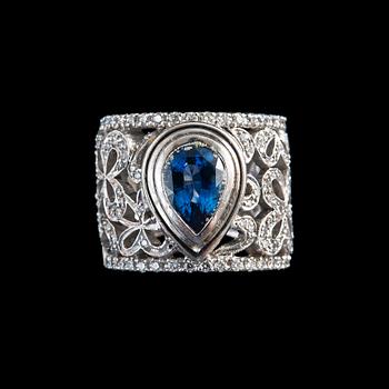 RING, droppslipad safir ca 3.80 ct briljantslipade diamanter ca 1.10 ct H/si. 18K vitguld. Vikt 24 g.