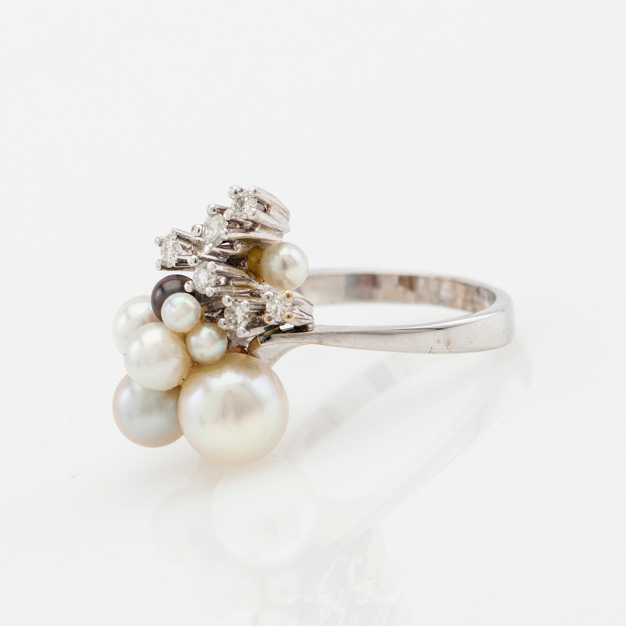 Ring, 18K white gold with pearls and brilliant-cut diamonds.