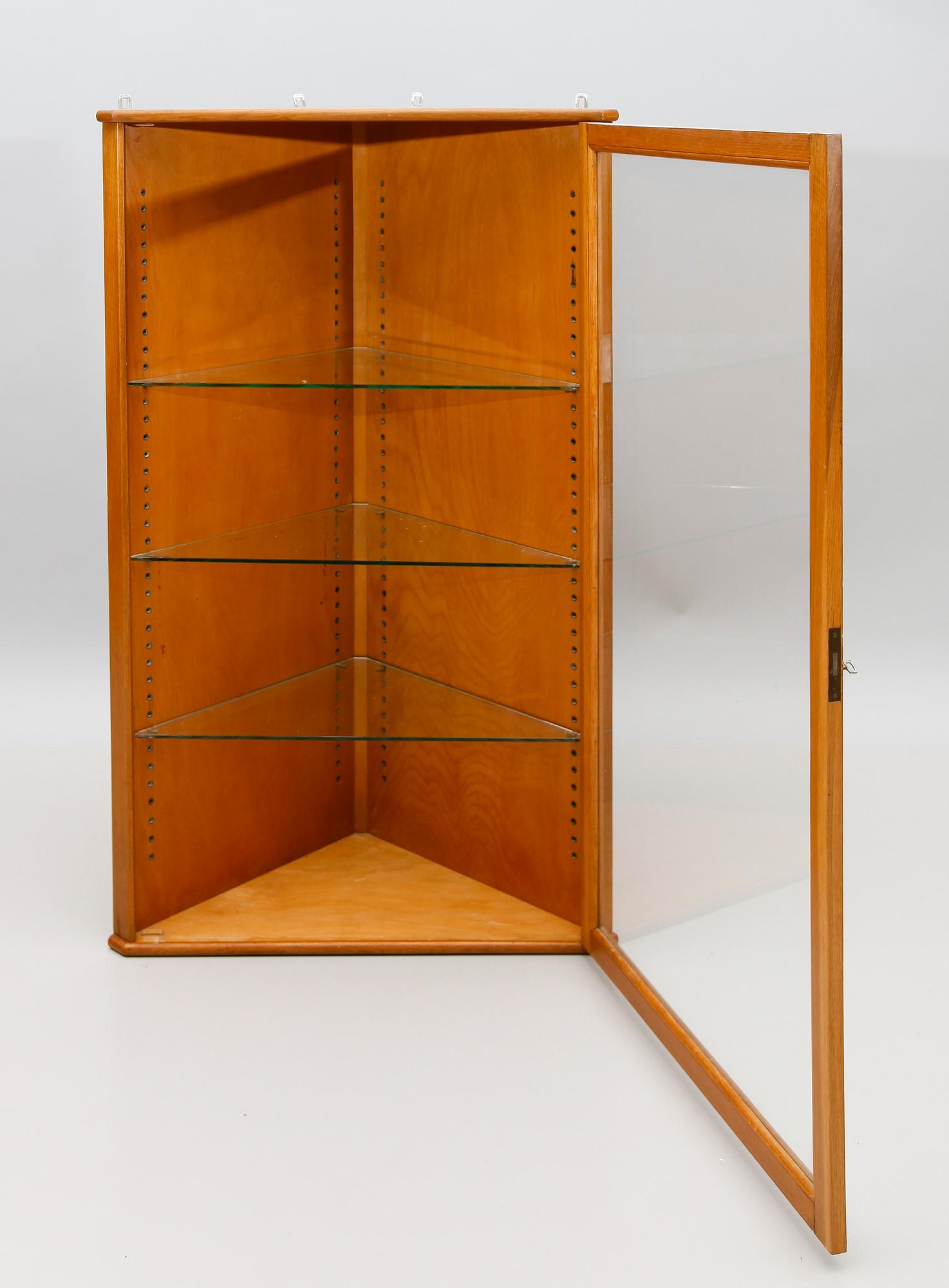 HÄNGVITRINSKÅP, 1900-talets första hälft.