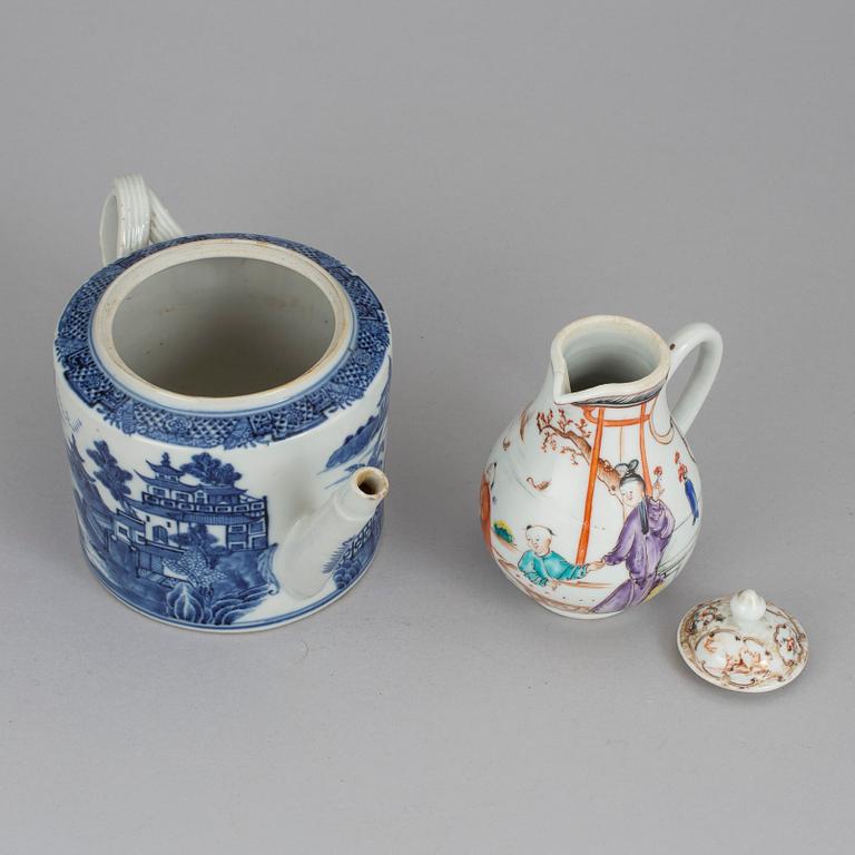 A chinese porcelain teapot and chocolate pot 18/19th century.