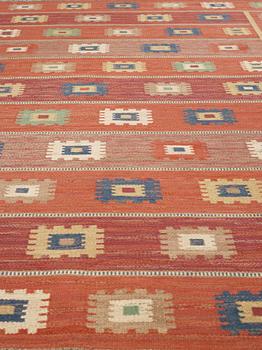 Märta Måås-Fjetterström, MATTA. "Röd Grön Äng". Rölakan. 301 x 200 cm. Signerad AB MMF.