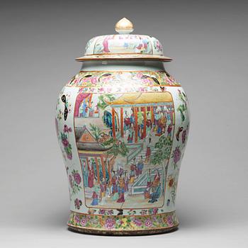 839. A large famille rose Canton vase with cover, Qing dynasty, late 19th century.