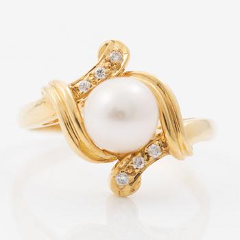 18K gold ring with a cultured pearl and small brilliant-cut diamonds.