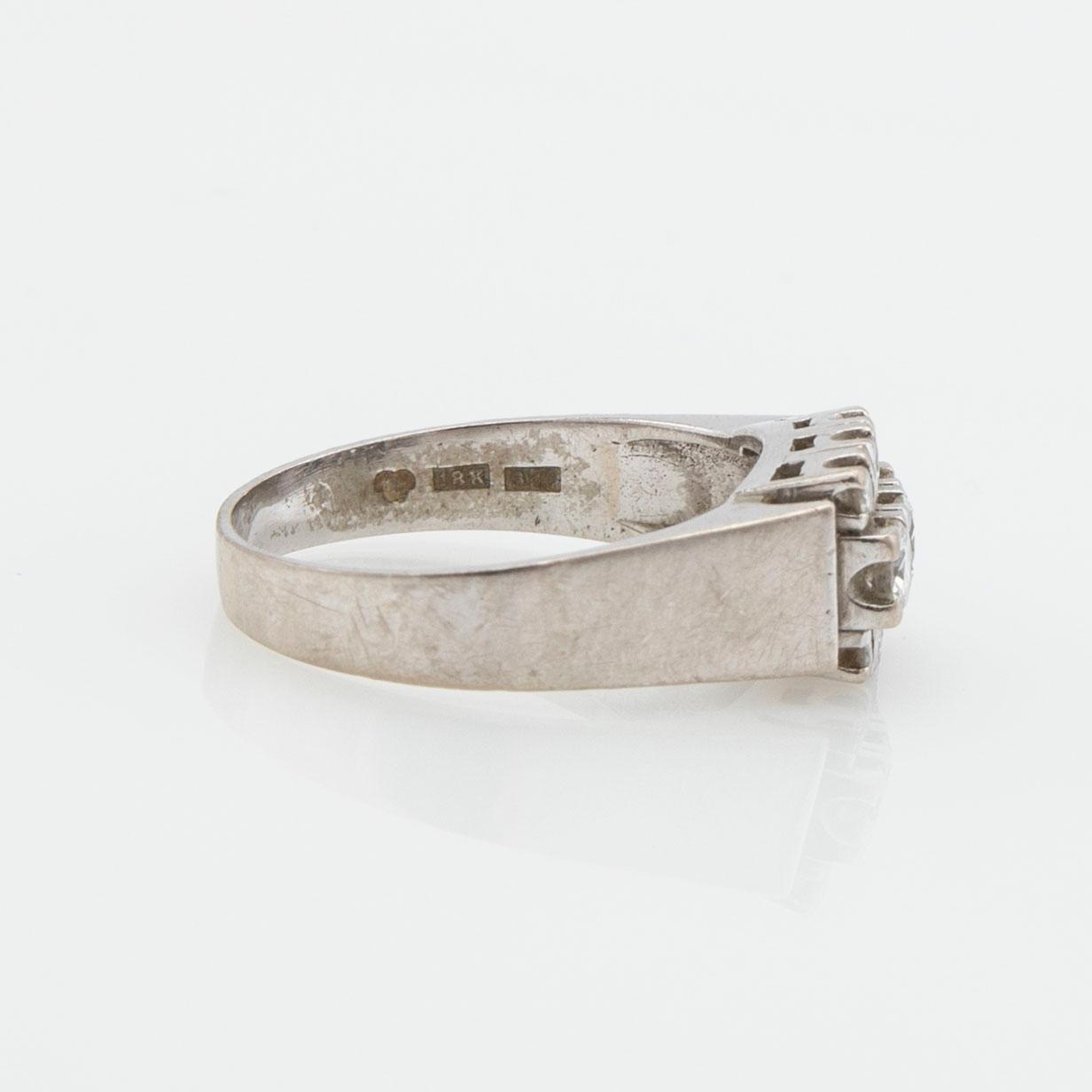 Ring, 18K vitguld med briljantslipade diamanter.