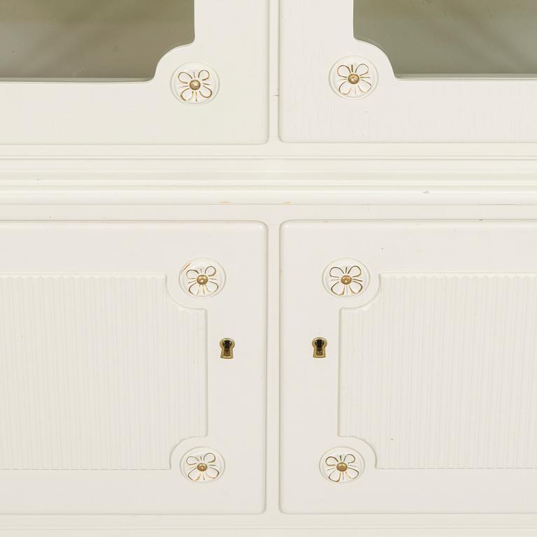 Matsalsskåp, gustaviansk stil, 1900-talets andra hälft.