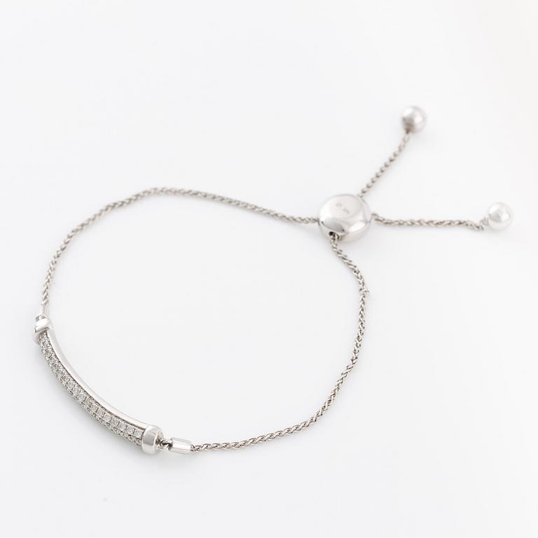 Bracelet, 14K white gold with brilliant-cut diamonds.