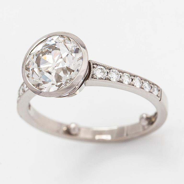 Ring, 18K vitguld, med en gammalslipad diamant ca 2.96 ct samt briljantslipade diamanter.