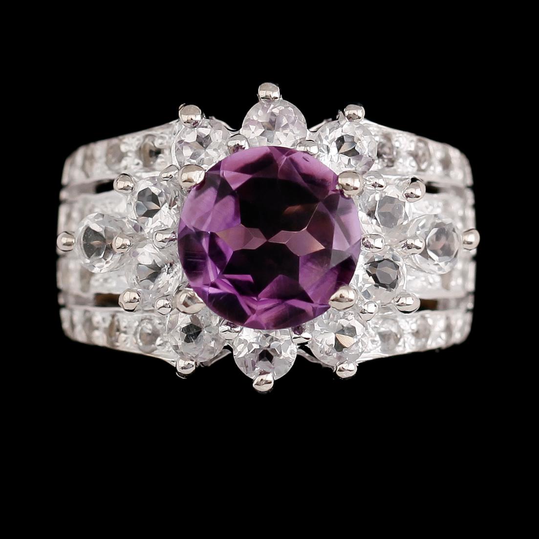 RING, sterlingsilver, ametist ca 3.00 ct, vita topaser tot ca 1.60 ct.
