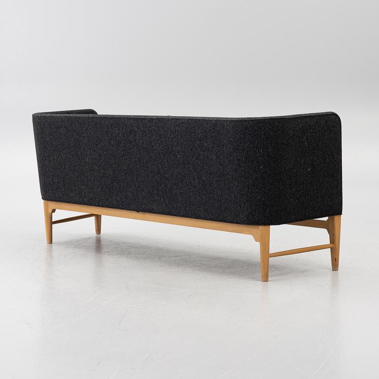 Arne Jacobsen, & Flemming Lassen, Soffa, ”Mayor AJ5”, &Tradition, Danmark, 2000-tal.