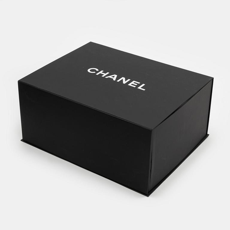 Chanel,  kudde & pläd.
