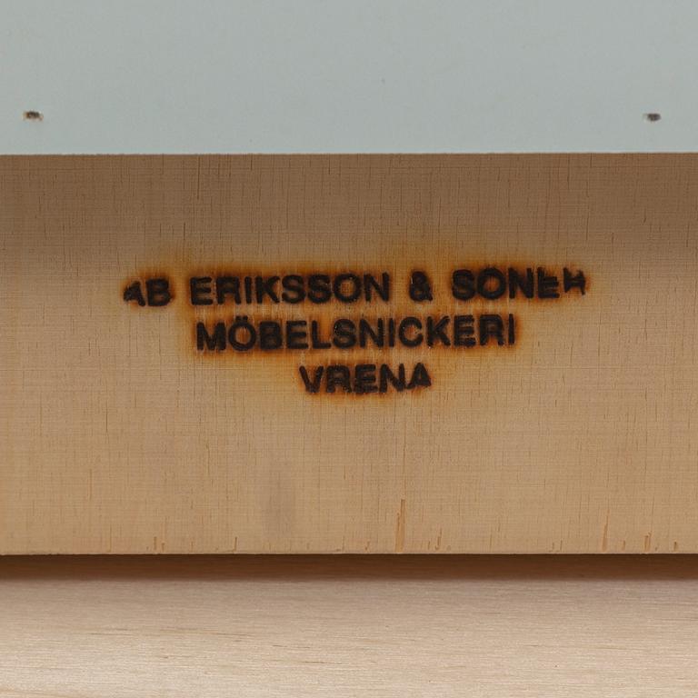 JOSEF FRANK, bokhylla med vitrin, modell 2255, Firma Svenskt Tenn, 2000-tal.