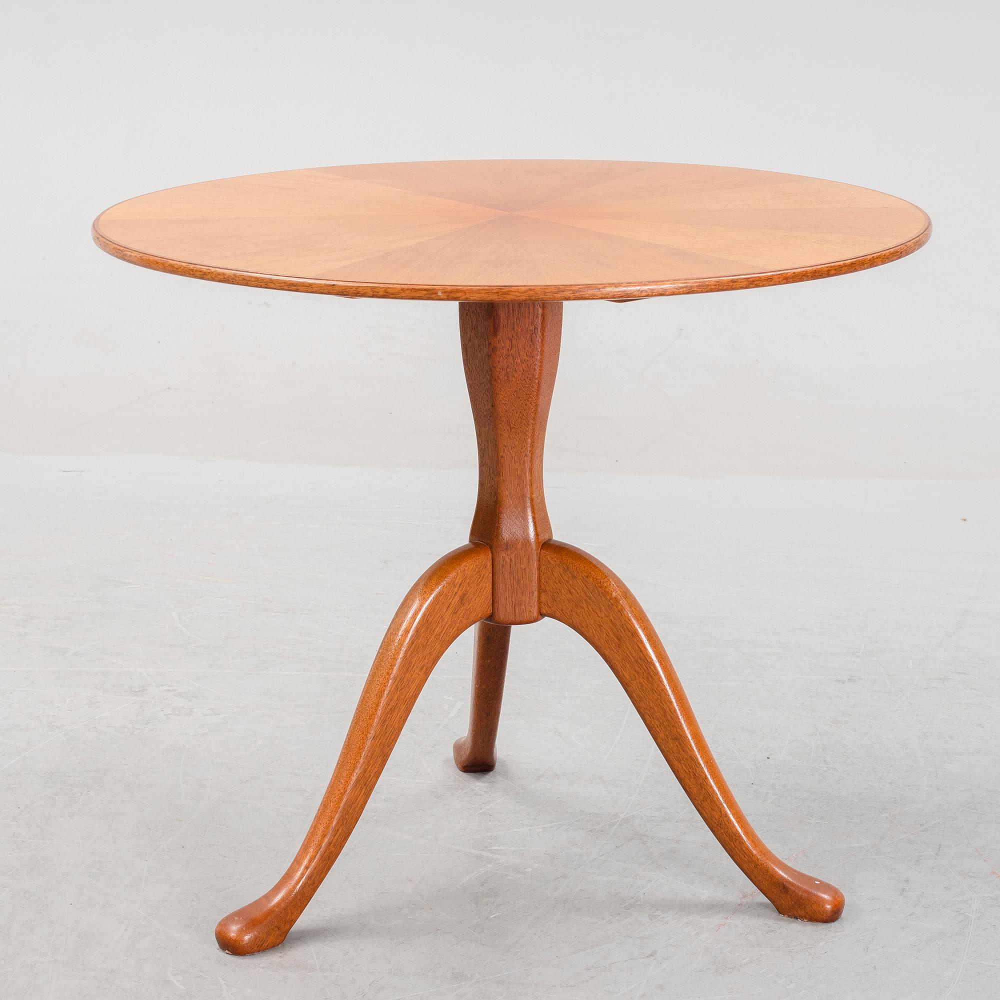 Carl Malmsten, a pair of 'Lata Greven' easy chairs, OH Sjögren, and a 'Berg' table, second half of the 20th Century.