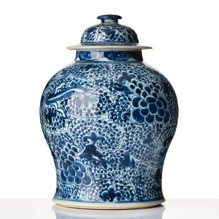 Urna med lock, porslin. Qingdynastin, 1700-tal.