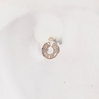 Ljusstake, silver, Kaj Blomqvist, Kultakeskus Tavastehus 1967 och kanna, silver, teak, Hopeatehdas Oy, Helsingfors 1962.