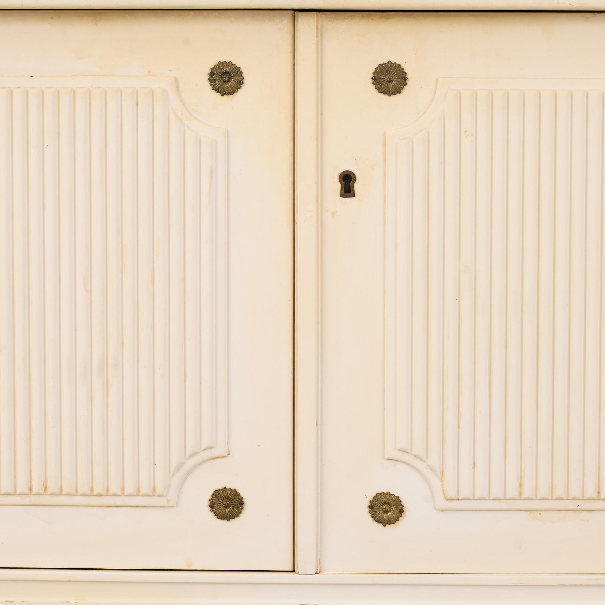 Sideboard, gustaviansk stil, Oscar Edv. Ekelunds Snickerifabriks AB, Virserum, 1900-talets andra hälft.