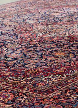 A CARPET, a semi-antique Kashan, ca 314 x 214 cm.