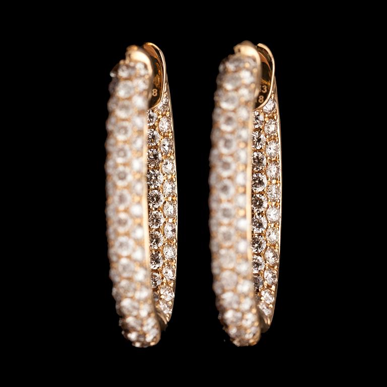 ÖRHÄNGEN, 154 briljantslipade diamanter, tot. 3.33 ct.