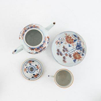 A Chinese imari export porcelain teapot and five cups with saucers, Qing dynasty, Qianlong  (1736-95).