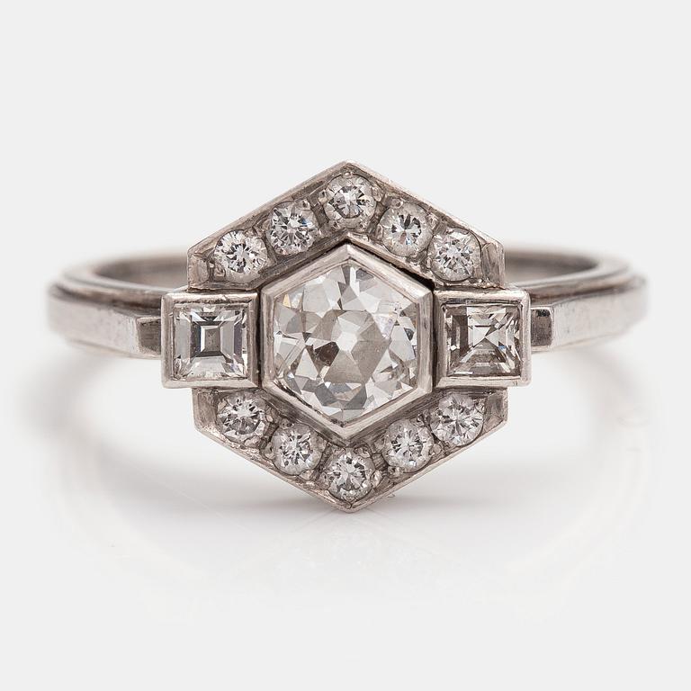Alexander Tillander, Sormus, art déco tyyli, platinaa, timantteja n. 1.10 ct yht. Helsinki 1900-luvun loppuosa.