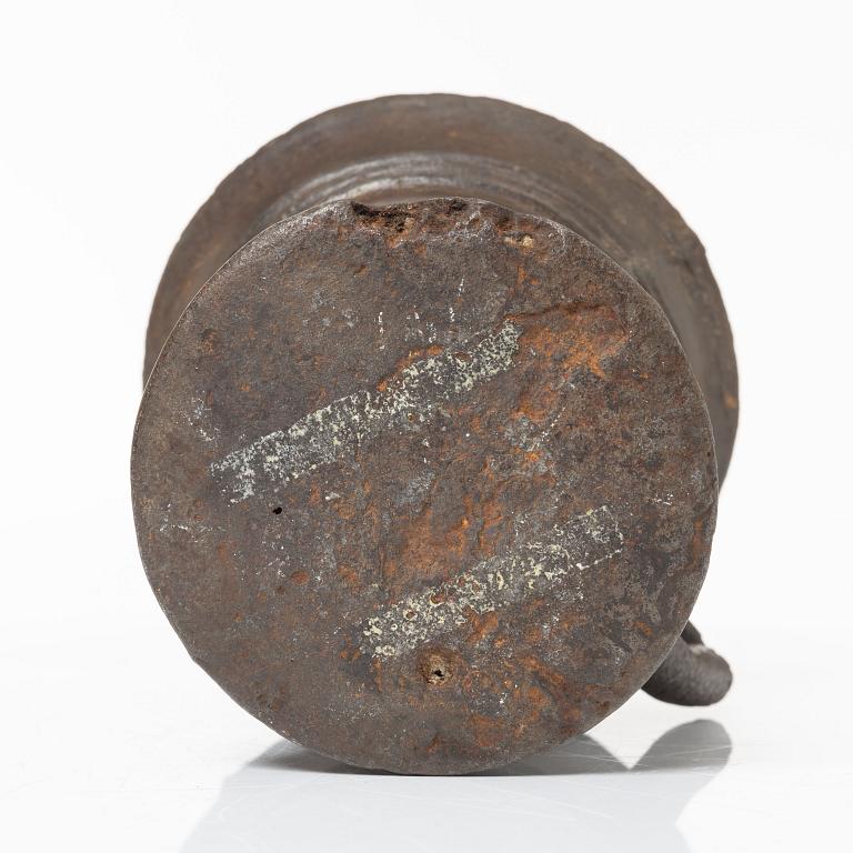 A Gothic-type cast-iron mortar and pestle, 17th / 18th century.