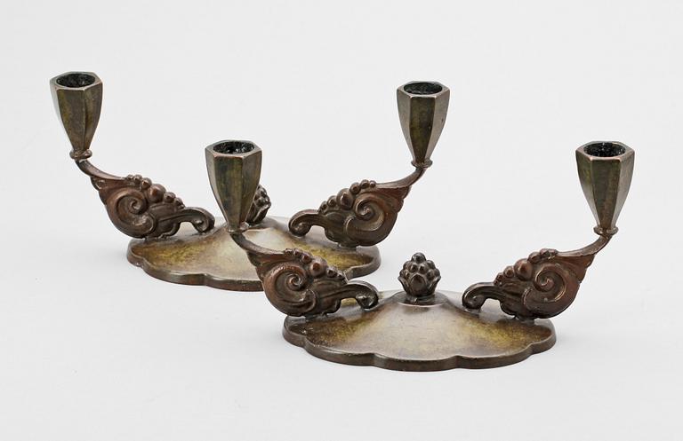 LJUSSTAKAR, ett par, brons, Danmark, 1900-talets början.