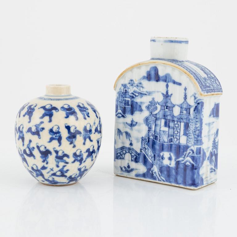 Ask med lock, två stycken, tedosa, samt vas, porslin. Kina, 1700/1900-tal.