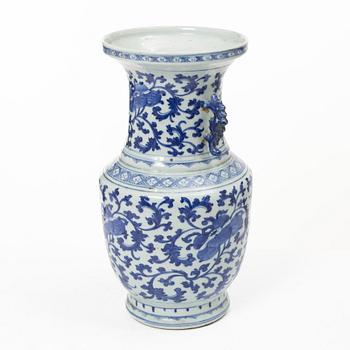 A blue and white porcelain vase, China, Qing dynasty, 19th century.