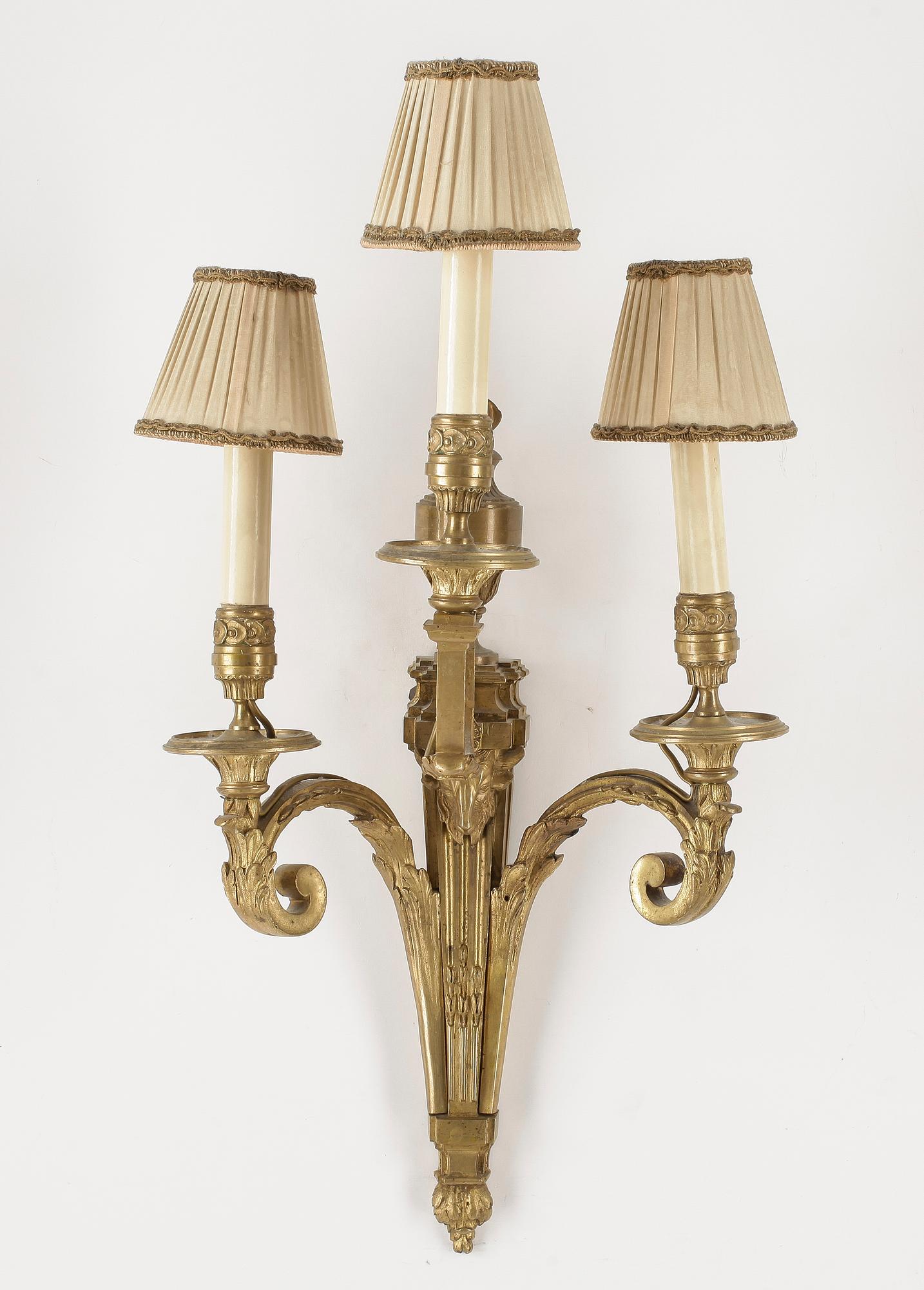 APPLIQUER, ett par, Louis XVI-stil. 1900-tal.