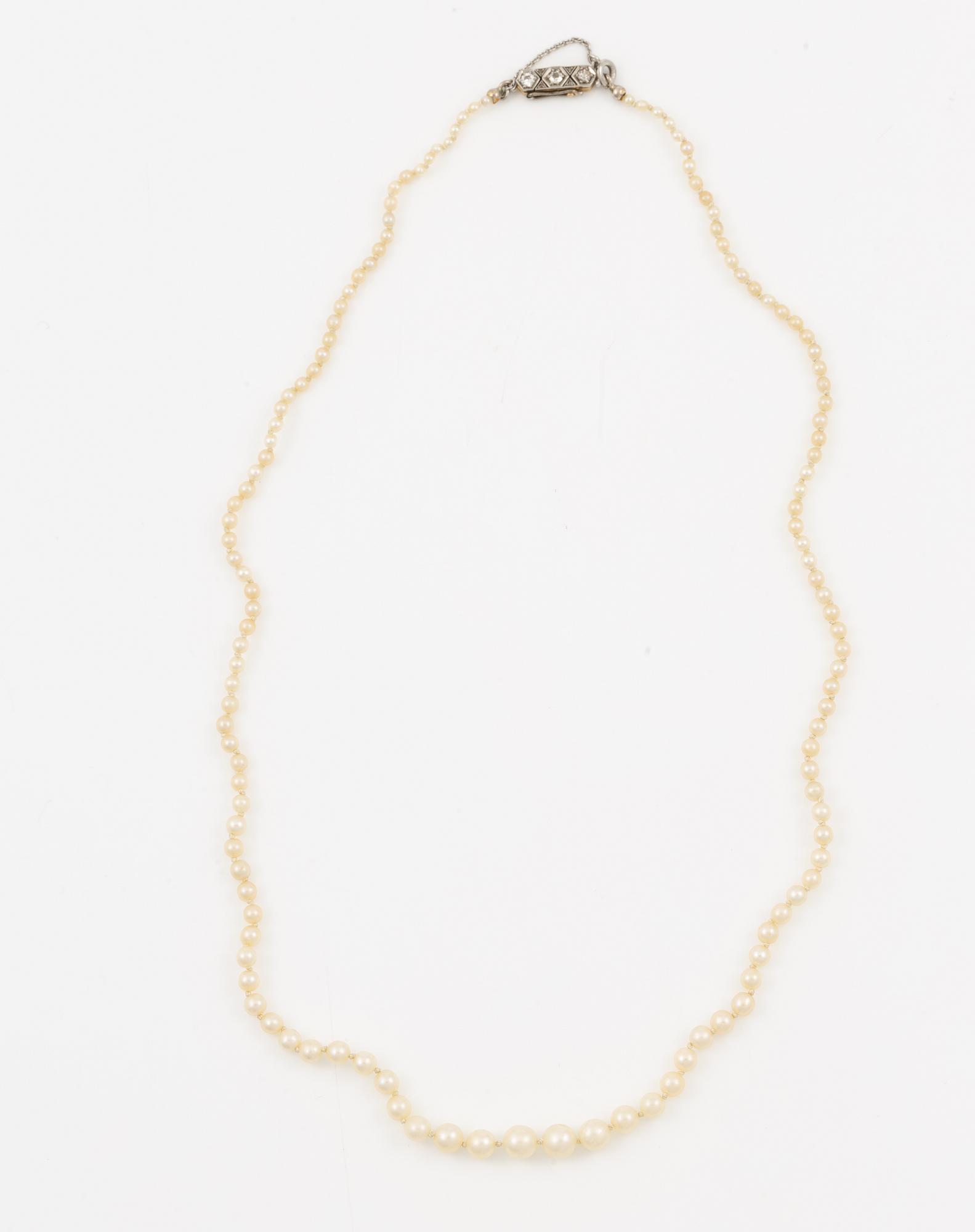 Pearl necklace, graduated pearls, clasp in 18K gold set with old-cut diamonds.