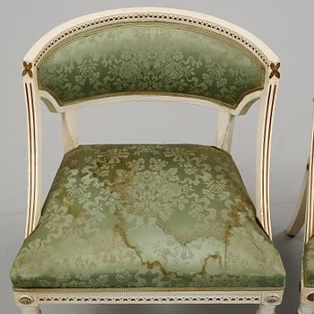 FÅTÖLJER, ett par, sengustavianskt provinsarbete, omkring år 1800.