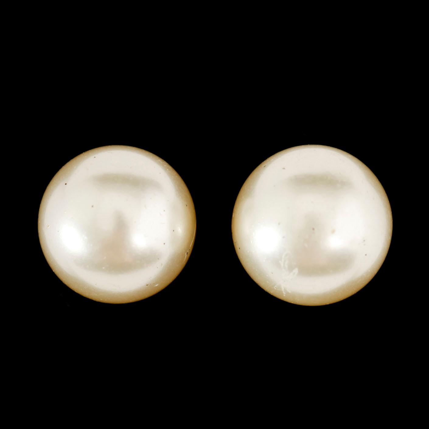 RING SAMT ÖRHÄNGEN, 1 par, 18 k guld, med odlade pärlor.